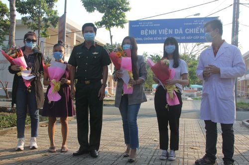 TP Hồ Chí Minh: Bốn bệnh nhân điều trị COVID-19 thành công được xuất viện
