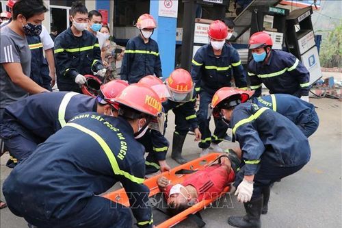 Xe cẩu tông 2 xe máy, đâm sập cây xăng làm 1 người chết, 4 người bị thương