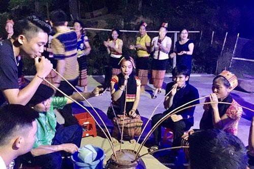 Phong tục uống rượu cần của người Thái ở Nghệ An