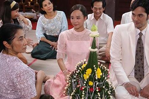 Chê vàng bố mẹ vợ trao 'mỏng như cánh ve', chú rể 'tái mặt' khi bố vợ tuyên bố một tin 'chấn động' liên quan đến chiếc dây chuyền rẻ tiền ấy