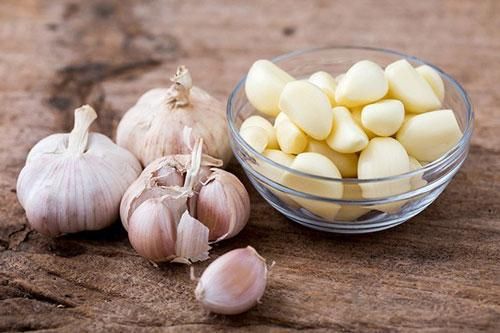 Thử đốt vài củ tỏi giữa nhà bạn sẽ nhận được cái kết chắc chắn ai cũng muốn làm theo