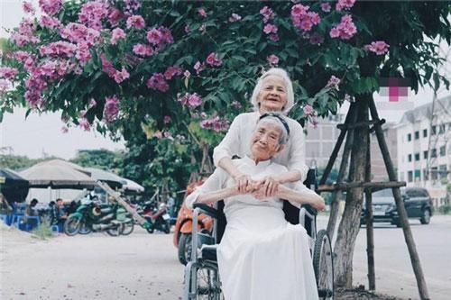 Cặp bạn già 100 tuổi bỗng 'hóa đôi mươi' khi chụp ảnh cạnh hoa bằng lăng, biểu cảm của họ đặc biệt gây chú ý