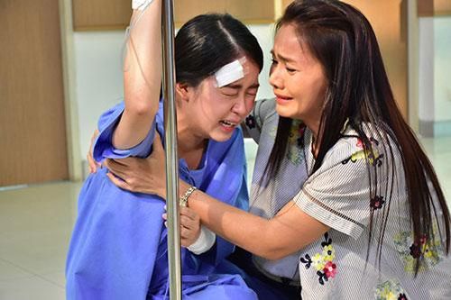 Ngày em vào viện sinh con, mẹ chồng nắm tay dìu từng bước, bà thều thào: 'Bằng mọi giá, mẹ con mình phải giữ giọt máu cuối cùng này'