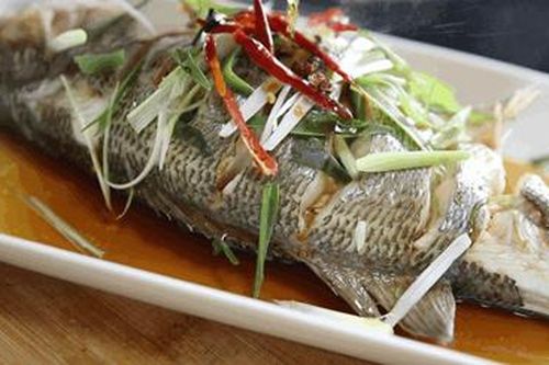 Hấp cá cho dầu hay chỉ thêm nước tương: Đây mới chính là cách làm chuẩn nhất mà đầu bếp sử dụng