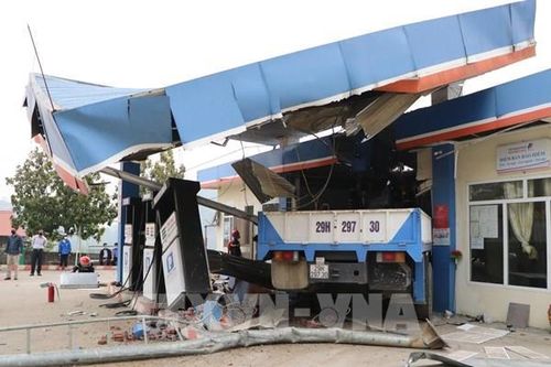 Xe cẩu đâm trực diện cây xăng làm 1 người chết, 4 người bị thương