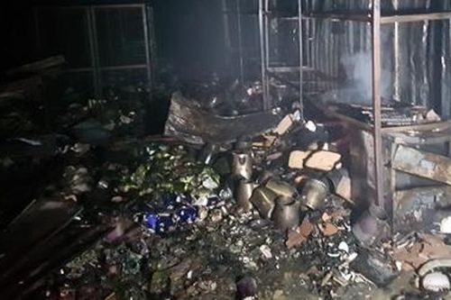 Cháy lớn thiêu rụi 3 cửa hàng bán đồ gia dụng lúc nửa đêm