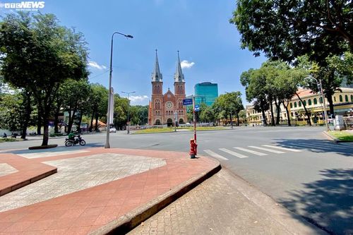 Ngăn dịch Covid-19: Dân không ra đường, phố phường TP.HCM vắng lặng chưa từng có