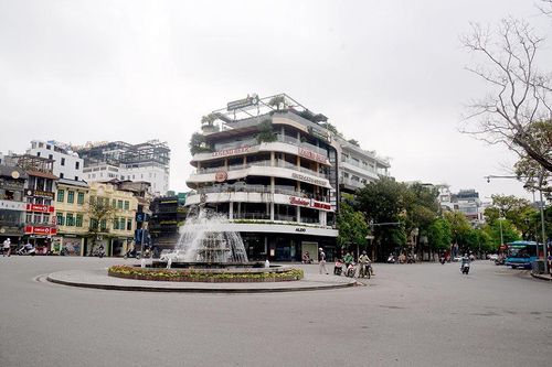 Phố phường Hà Nội vắng vẻ trong những ngày chống dịch Covid-19