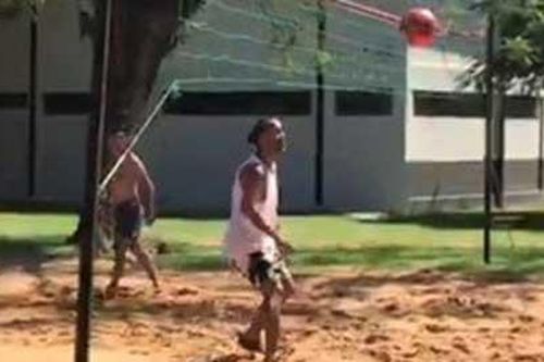 Ronaldinho lại phô diễn kỹ năng chơi bóng trong tù