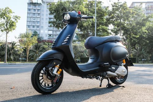 Vespa Sprint phiên bản bóng đêm với gói độ hơn 110 triệu tại TP.HCM
