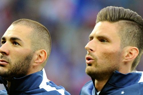 Benzema chê Giroud: 'Không thể so F1 với đua xe mini'