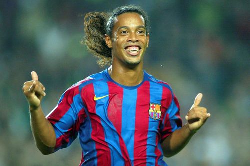 Ronaldinho chơi Piki Volley trong tù
