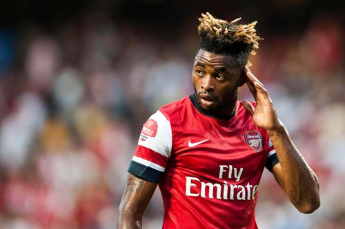 Alex Song chuẩn bị khiếu nại đội bóng cũ