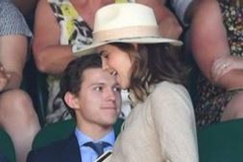 'Người Nhện' Tom Holland bối rối khi Emma Watson lướt qua
