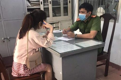 Đôi nam nữ bị phạt 400.000 đồng vì không đeo khẩu trang ở công viên