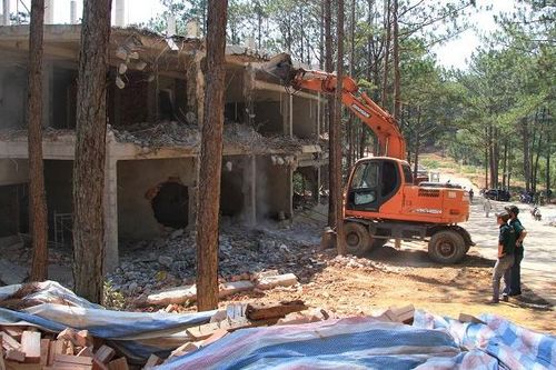 Cưỡng chế công trình xây không phép gần 1.200 m2 ở hồ Tuyền Lâm
