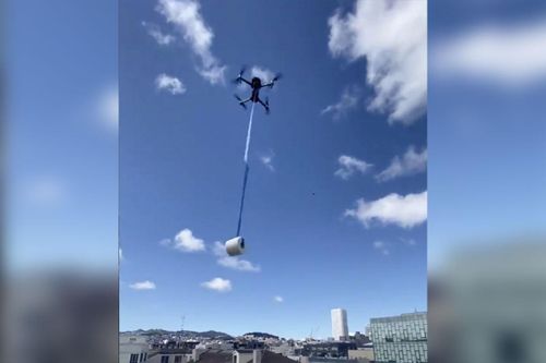 Nhờ bạn tiếp tế giấy vệ sinh bằng drone
