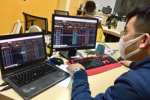 Vàng tăng 9,5% trong tuần, chứng khoán chưa thoát đáy