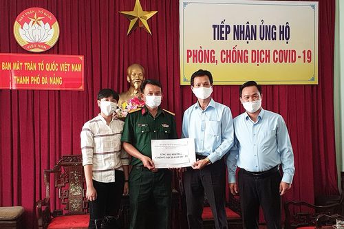 Người dân trong khu cách ly tập trung quyên góp ủng hộ phòng chống Covid-19