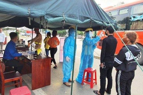 Đưa nữ du khách trở lại khu cách ly y tế