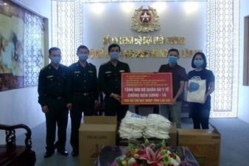 Bộ đội Biên phòng Lào Cai tiếp nhận 500 bộ quần áo y tế chống dịch Covid -19