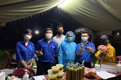 Ấm áp tình người nơi tuyến đầu chống dịch
