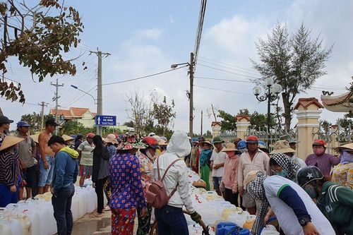 Tiếp nước sạch cho người dân miền Tây