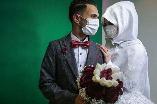 Ảnh ấn tượng Tuần 22-29/3: Thế giới đoàn kết chống đại dịch Covid-19, đám cưới ở Gaza và kim tự tháp Cheops thu nhỏ