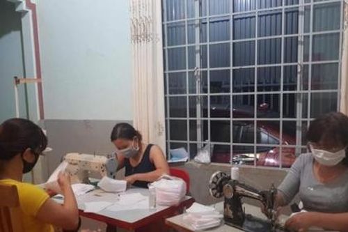 May hàng nghìn khẩu trang phát miễn phí cho dân phòng, chống dịch Covid-19