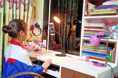 Dạy tiếng Anh trực tuyến: Nơi thu phí cao, chỗ miễn giảm
