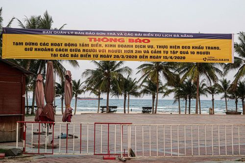 Người dân Đà Nẵng vẫn kéo ra biển sau lệnh cấm tắm và tụ tập đông người