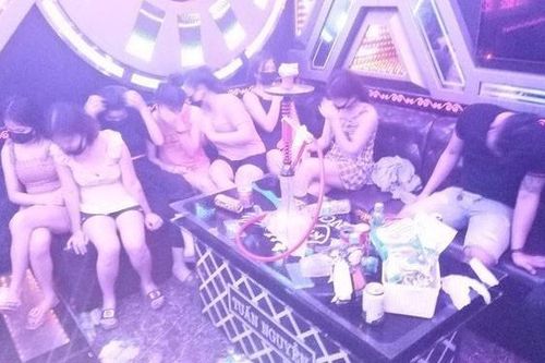 Buộc cách ly 11 nam thanh, nữ tú 'say sưa' trong quán karaoke lúc rạng sáng