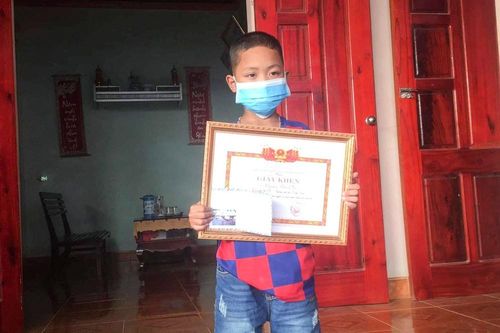 Tặng giấy khen cho cậu bé 8 tuổi cứu 2 em nhỏ thoát đuối nước