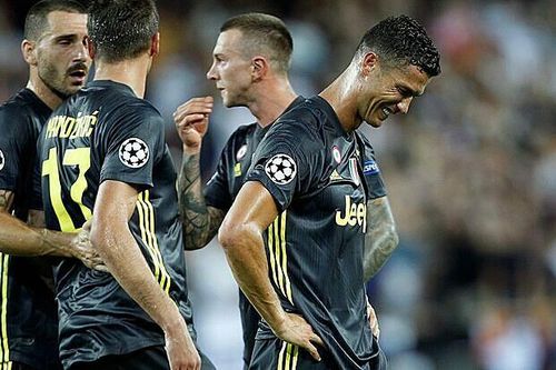 Nhận thẻ đỏ, Ronaldo bị phạt mua iMac cho toàn đội