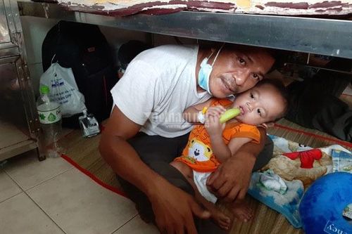 Phải nằm gầm giường, bé trai ung thư khóc òa sợ giờ đi ngủ