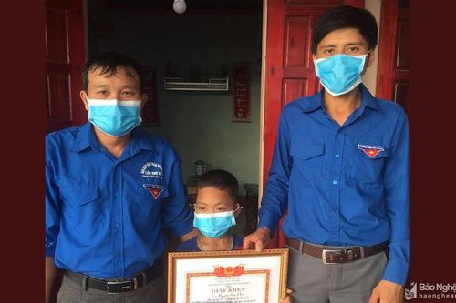 Ngành Giáo dục Nghệ An tặng giấy khen học sinh lớp 3 dũng cảm cứu bạn bị đuối nước