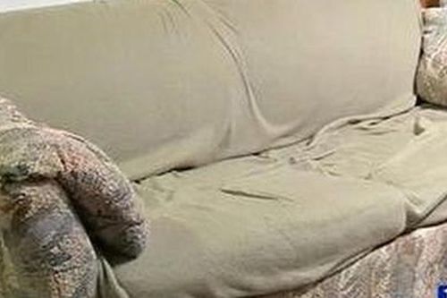 Sinh viên 'nghèo' phát hiện bí mật 'động trời' sau khi mua chiếc sofa thanh lý, xấu xí bốc mùi
