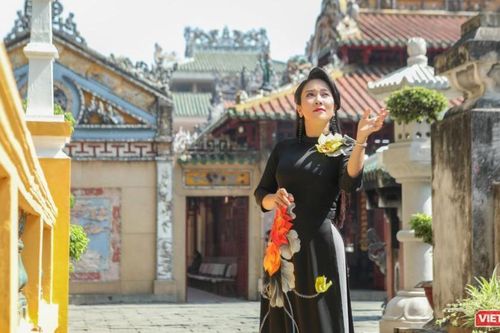 NSƯT Vân Khánh lộng lẫy áo dài, đẹp thoát tục bên dấu xưa thời gian