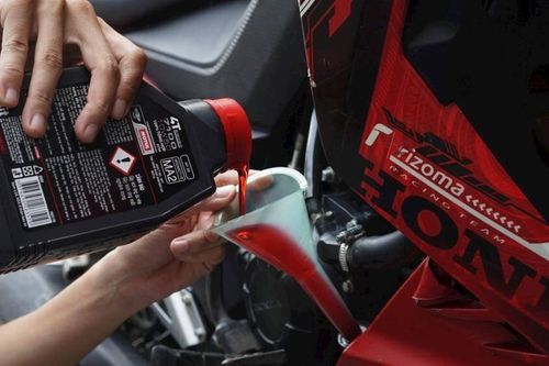 Thay dầu nhớt xe máy, nên đợi máy nguội hay xả ngay sau khi tắt máy?