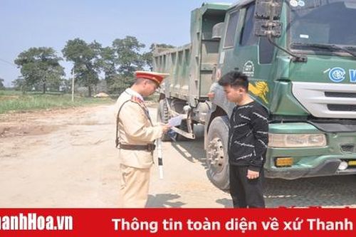 Công an huyện Thọ Xuân xử lý nghiêm xe quá khổ, quá tải