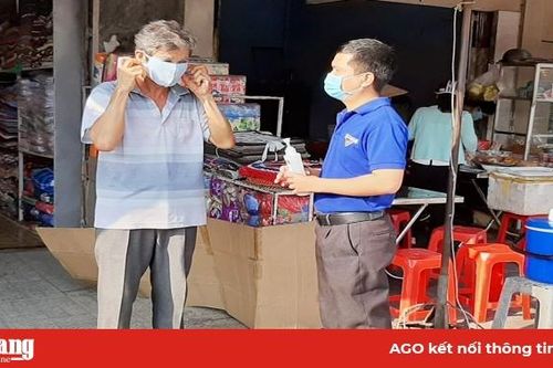 Phát 2.000 khẩu trang vải cho người dân và tiểu thương khu vực chợ Núi Sập