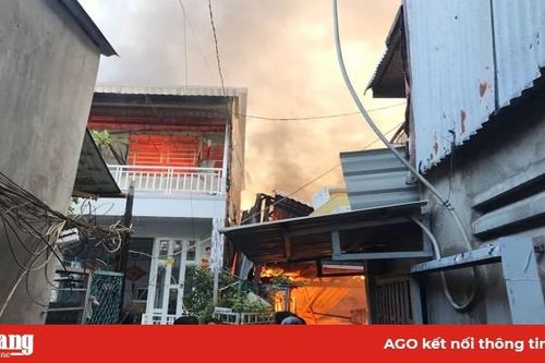 Hỏa hoạn làm cháy hoàn toàn 4 căn nhà ở phường Mỹ Bình