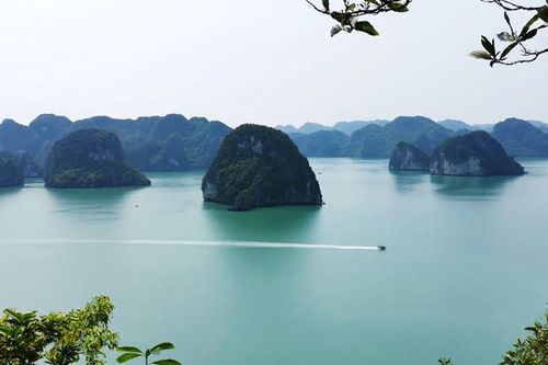 Vịnh Hạ Long yên bình trong những ngày 'nghỉ giải lao'