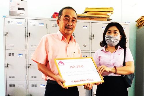 Ủng hộ 40 triệu đồng cho các trung tâm y tế để phòng, chống dịch Covid-19