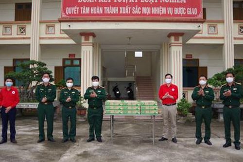 Hội Chữ thập đỏ tỉnh tặng quà các đơn vị làm nhiệm vụ cách ly công dân