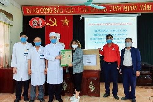 Tặng quà Bệnh viện đa khoa huyện Kim Sơn phòng, chống dịch bệnh Covid-19