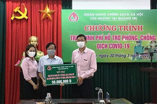 Công đoàn Ngân hàng Chính sách Xã hội tỉnh Quảng Trị trao 50 triệu đồng hỗ trợ ngành y tế phòng, chống COVID – 19