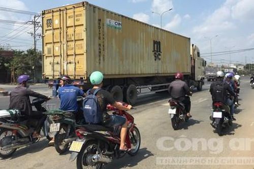 Xe container kéo lê xe máy trên QL51, 2 người thương vong