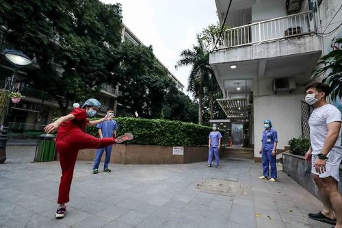 Giữa khu cách ly, đội ngũ y tế Bệnh viện Bạch Mai lạc quan chơi thể thao