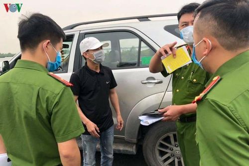 Tài xế lấy xe công ty chở khách chui, chống đối khai báo y tế